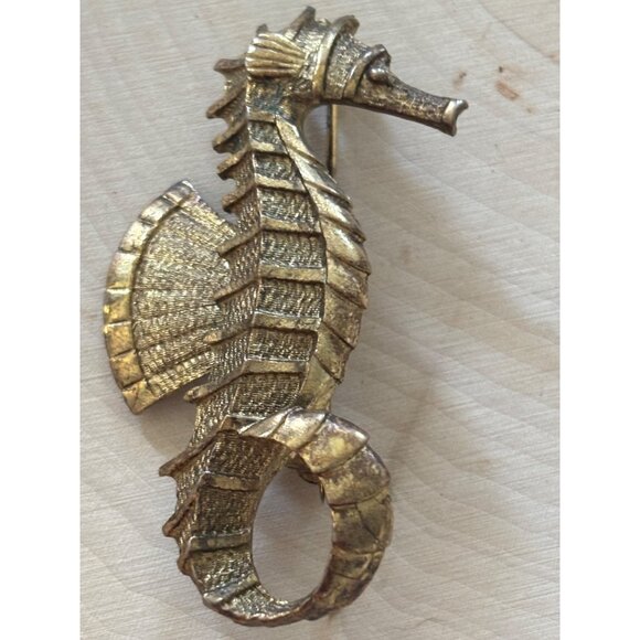 Vintage Gold-Toned Seahorse Brooch Pin Jewelry Accessory Nautical Statement - Picture 7 of 8